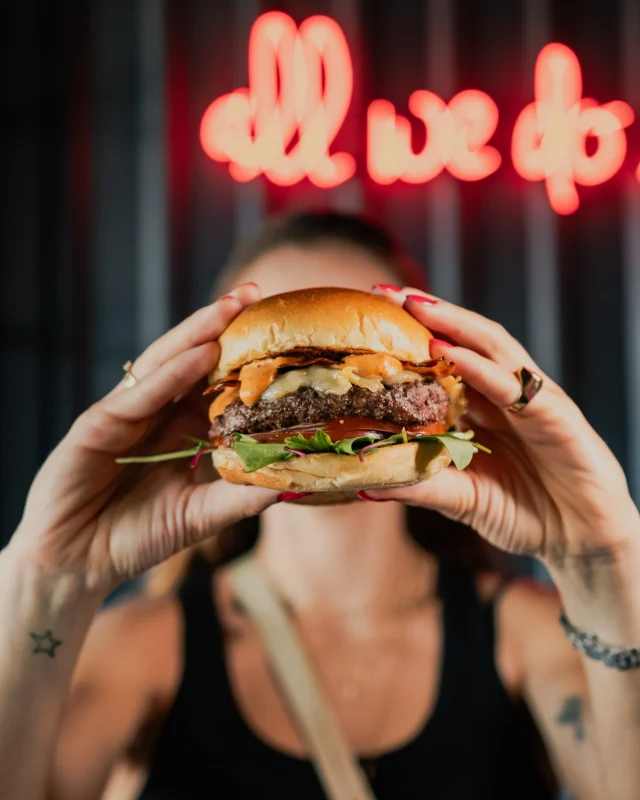 Feriado combina com burger, vem pra Páprica!
Estamos abertos 🍔
.
.
.
#hamburguer #burguer #ondecomerbrasilia #hamburgueria #hamburgueriabrasilia #hamburguerbrasilia