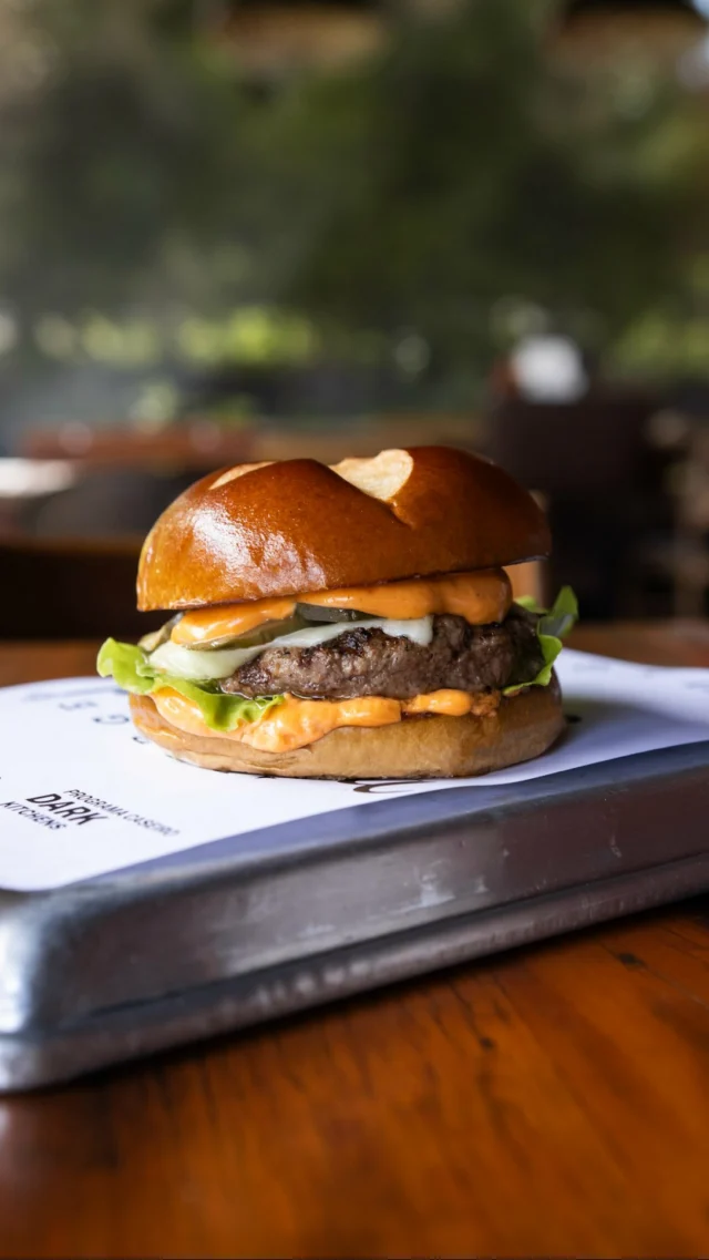 Do Brooklyn pra Brasília!
Esse molho é inspirado em um burger que rendeu o título de melhor burger para uma PIZZARIA. Curioso né? A gente teve que ir lá provar, e desde então ele ficou não saiu da nossa cabeça!
Tem data melhor pra lançar um burger tão especial que os nossos 8 anos? Vem aí, Emmy!
🗓️ 30/11