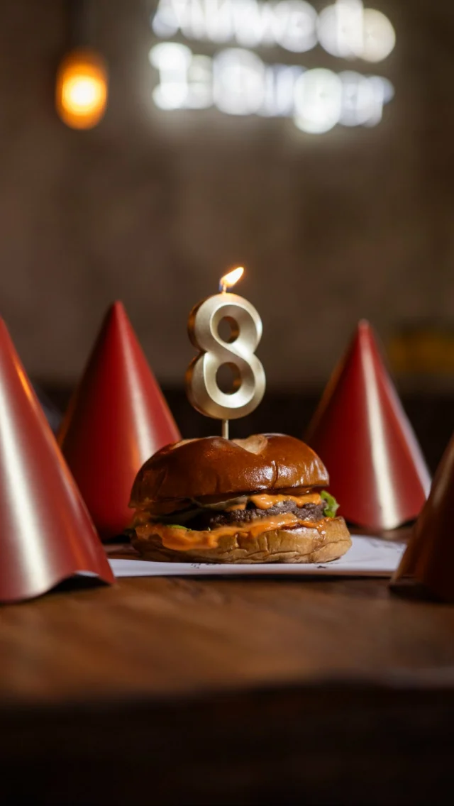 Em 8 anos a gente já escreveu muita história, e ainda queremos escrever muito mais!
Agradecemos a todos que estiveram com a gente, e hoje é dia de comemorar na Páprica da 204 norte, com burger e shake novos, ecobag ilustrada pelo @Yongattaack e personalização com o próprio 🎨🖌️🍔