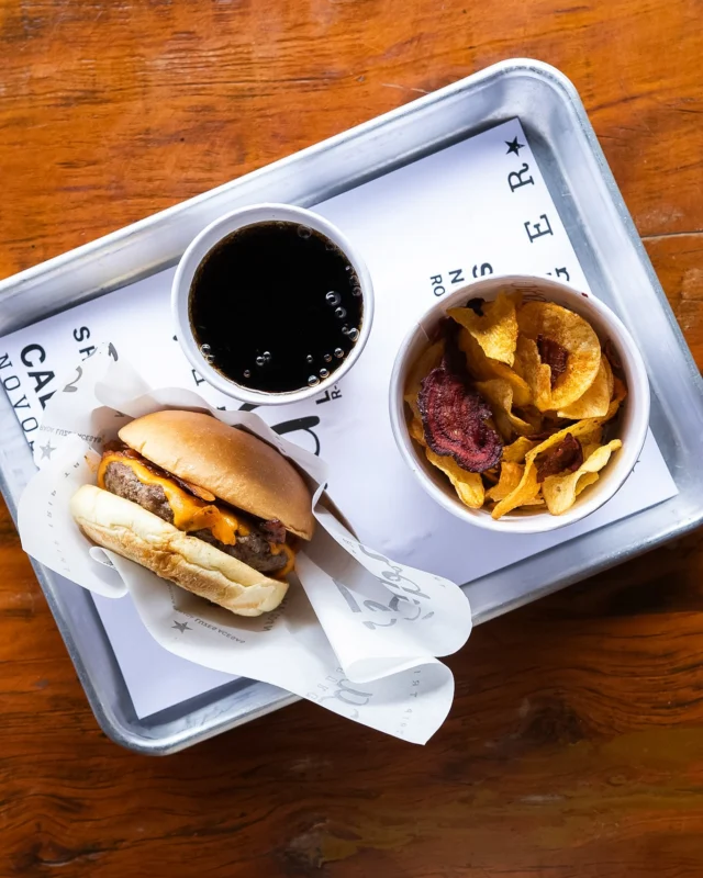 Quem não ama um gostinho de clássico?
Nosso burger English é exatamente isso: blend de Black Angus, duplo cheddar inglês, relish de cebolas e bacon crocante no pão brioche
.
.
.
#hamburguer #burguer #ondecomerbrasilia #hamburgueria #hamburgueriabrasilia #hamburguerbrasilia